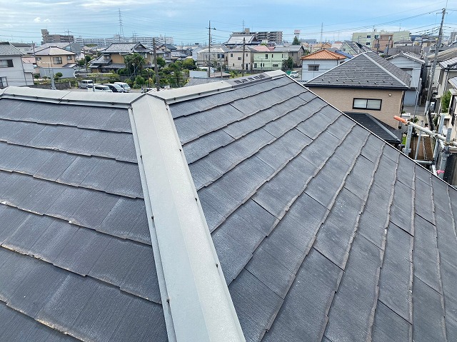 スレート屋根から横暖ルーフを使った屋根カバー工事を行いました！川口市屋根カバー工事　横暖ルーフαｓ　ニチハ　センタールーフ　スレートボロボロ　ガルバリウム鋼板　